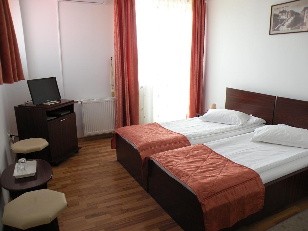 Pensiunea Octogon Piatra Neamt Exterior photo